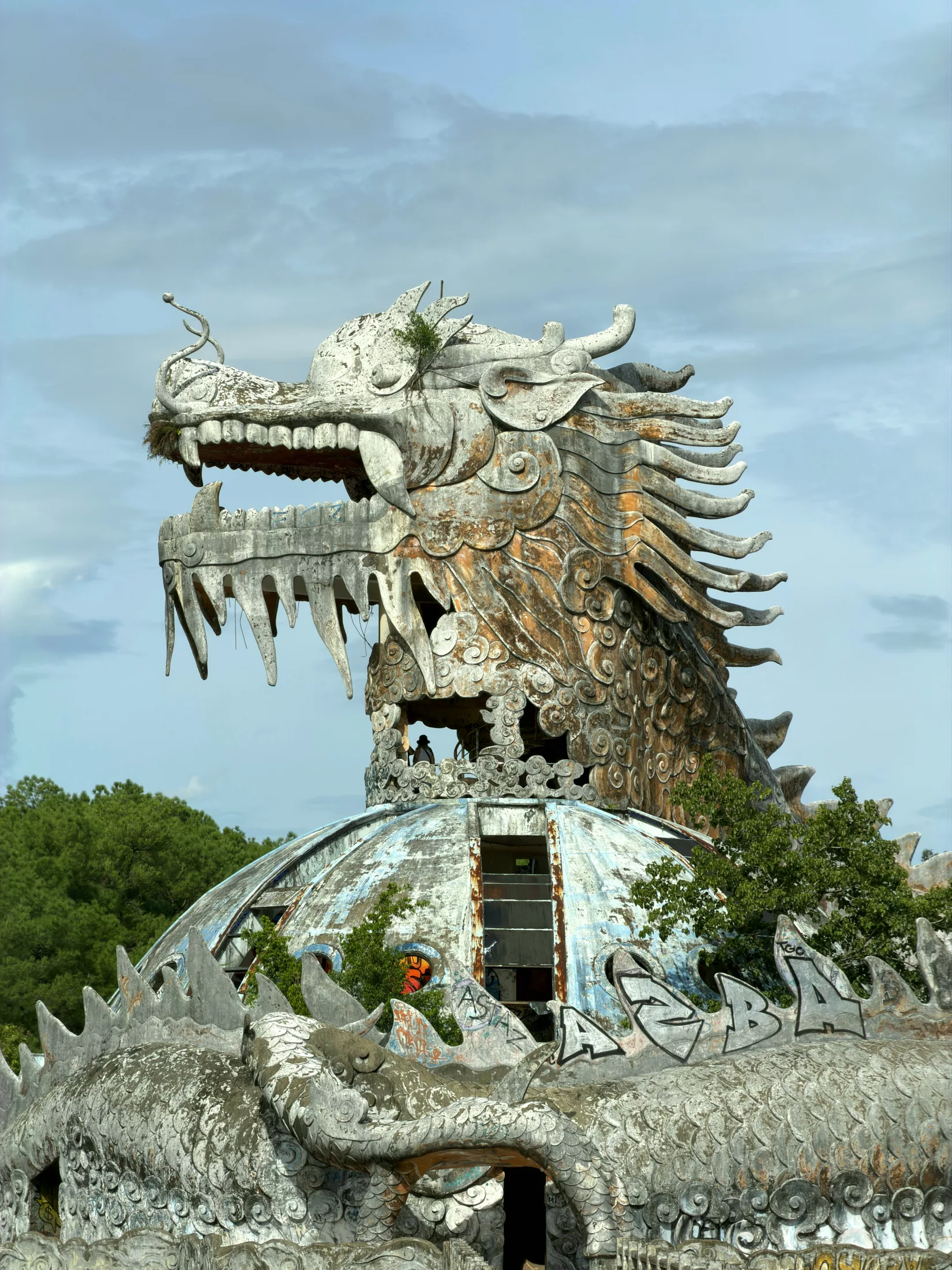 In Hué, can an abandoned dragon dethrone the emperors?