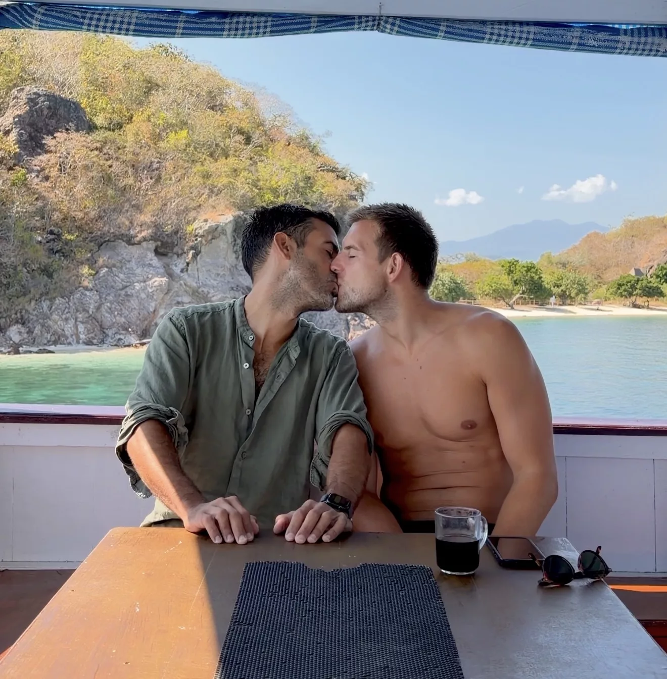 Our 7 tips for travelling as a gay couple in countries that do not always accept us