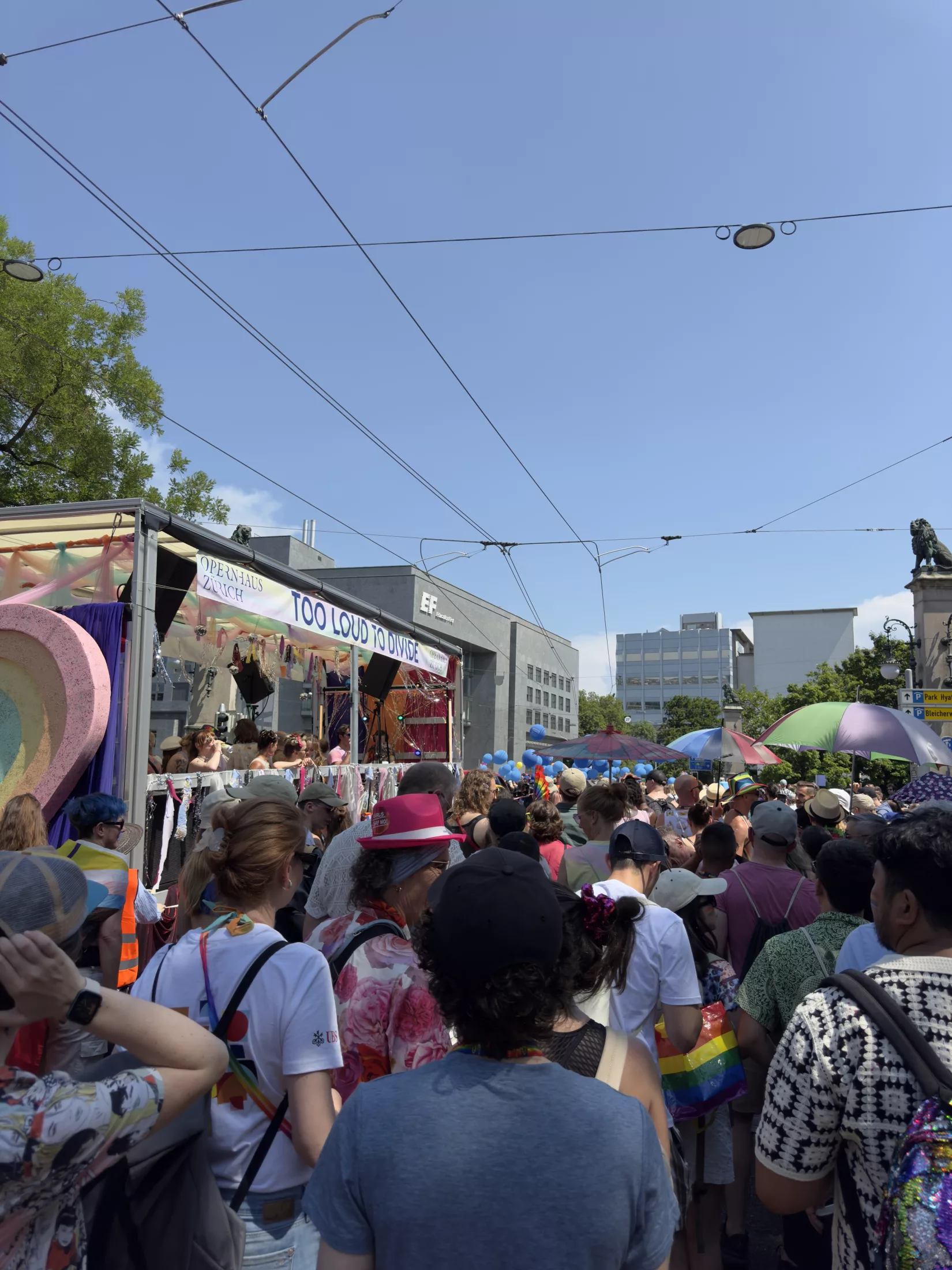 Zurich Pride: un week-end arc-en-ciel de trains, de lacs et de soirées dansantes